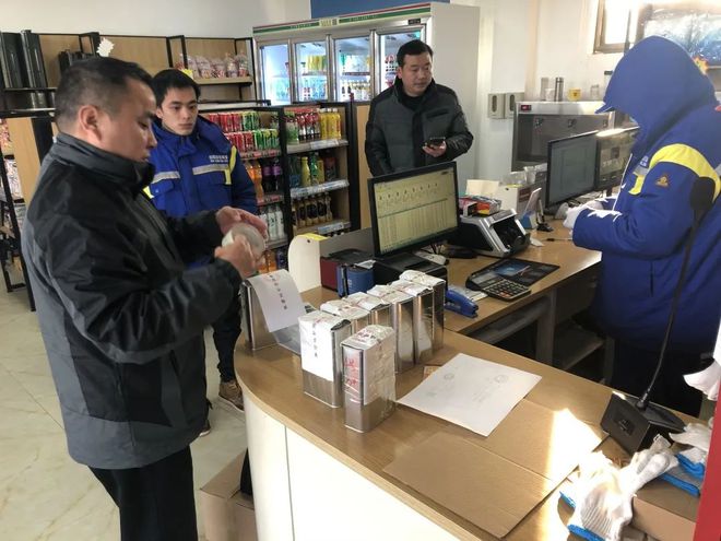 黃梅縣市場監管局迅速行動，對曝光加油站進行抽樣檢測與市場調研